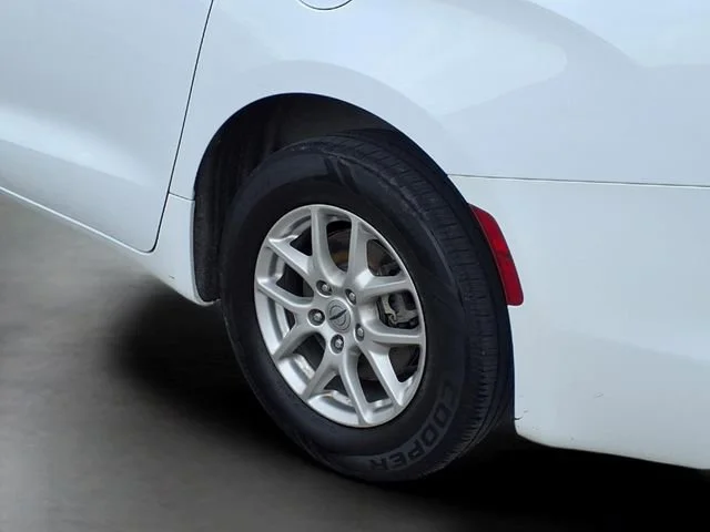 Used 2024  Chrysler LX image 22