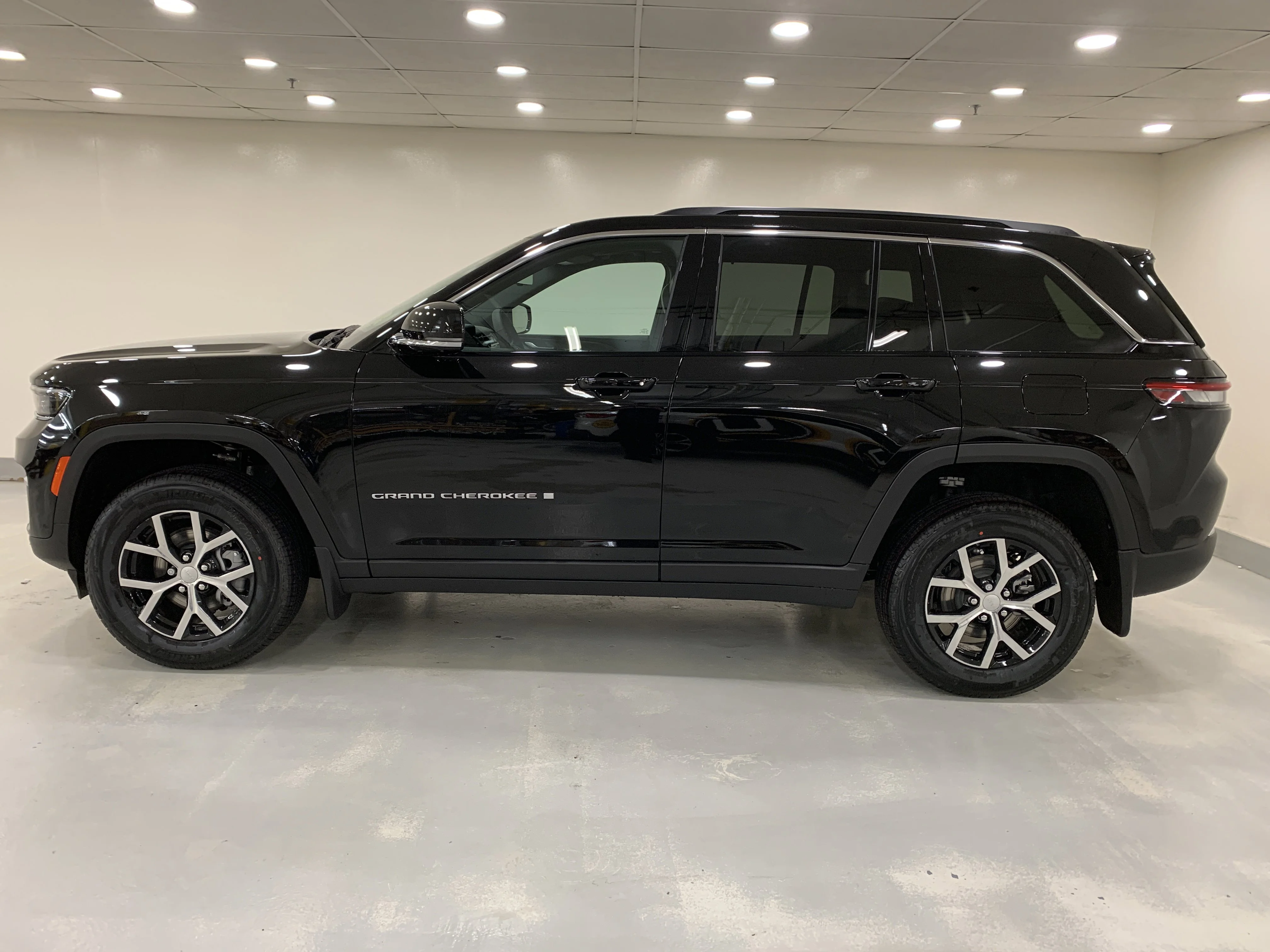 New 2025 Diamond Black Crystal Pearl Jeep Limited image 2