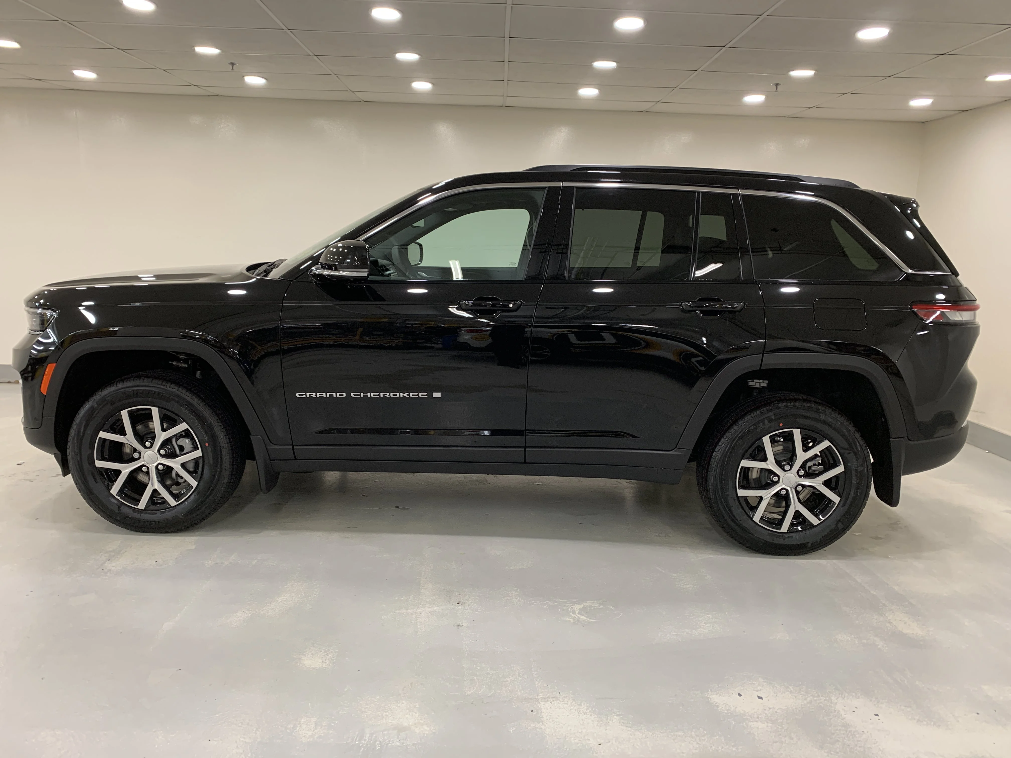 New 2025 Diamond Black Crystal Pearl Jeep Limited image 2