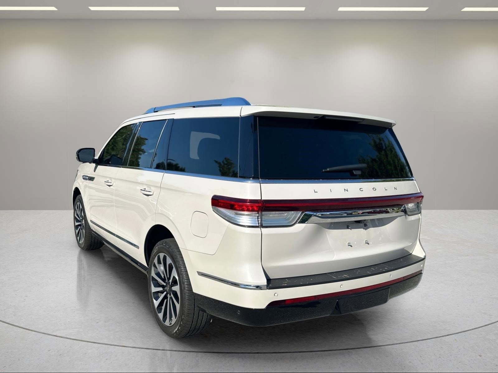 Used 2024 Pearl Metallic Lincoln Reserve image 3