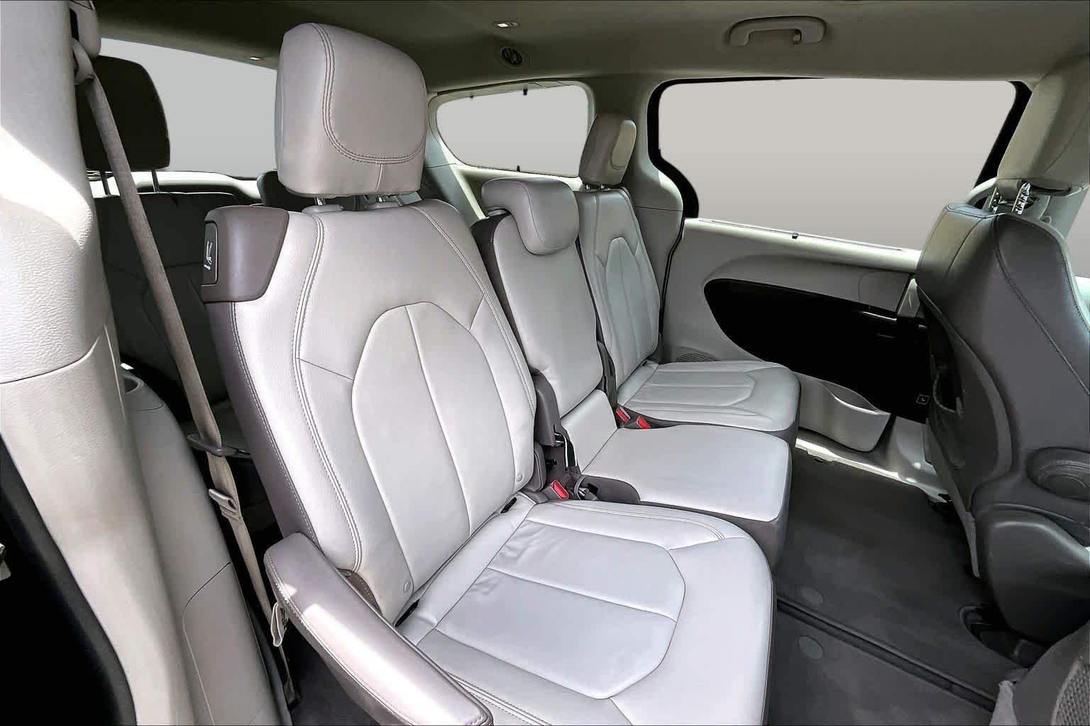 Used 2017 Dark Cordovan Pearlcoat Chrysler Touring-L image 20