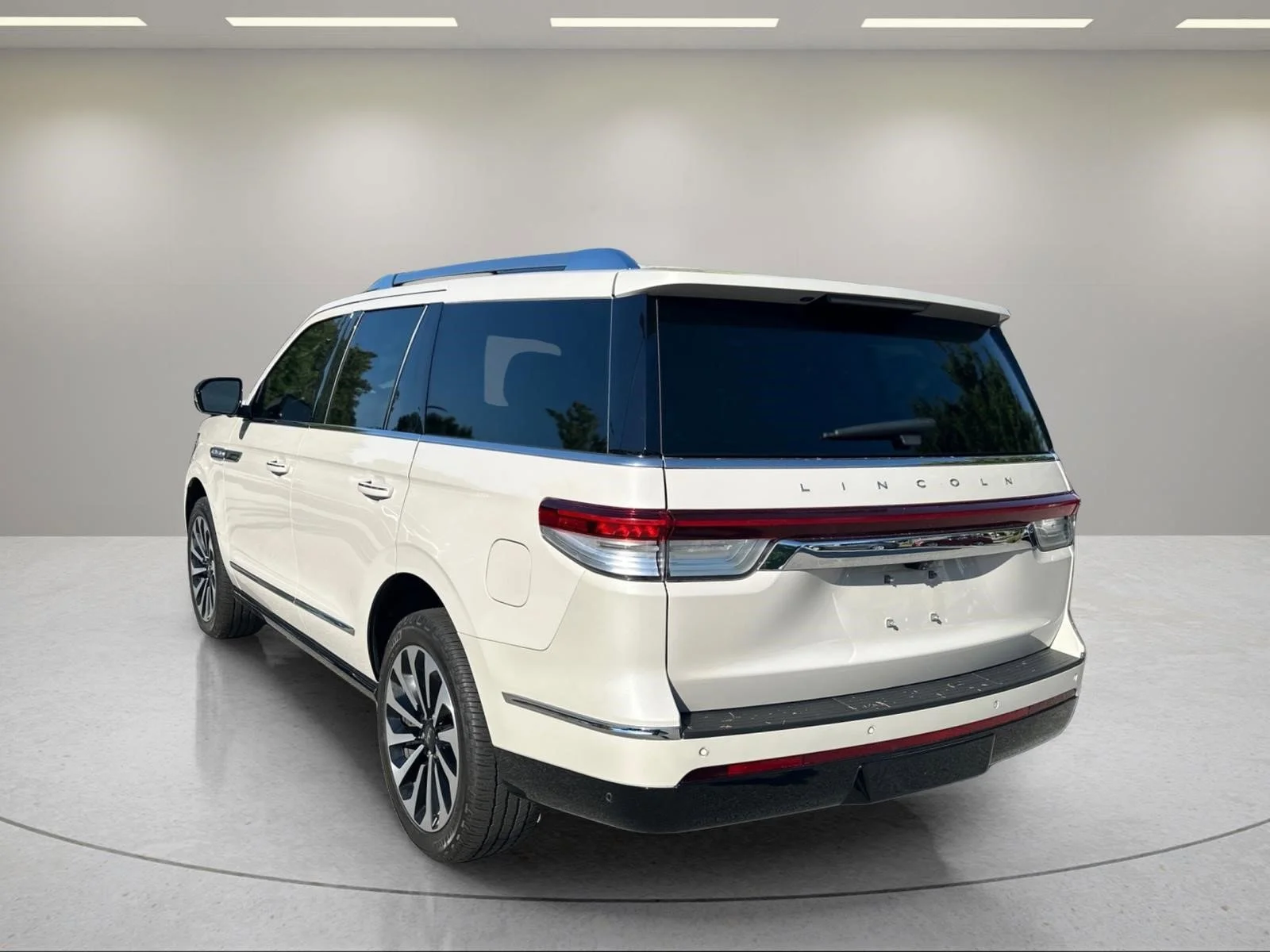 Used 2024 Pearl Metallic Lincoln Reserve image 3