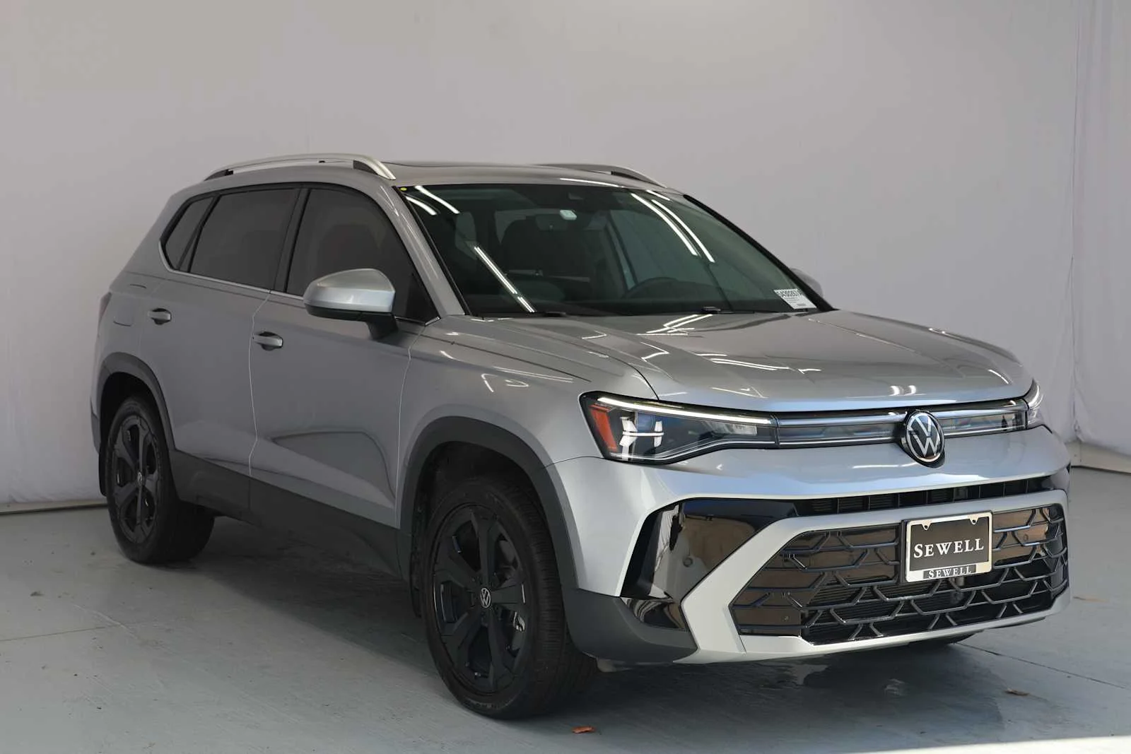Used 2025 Pyrite Silver Metallic Volkswagen SEL image 3