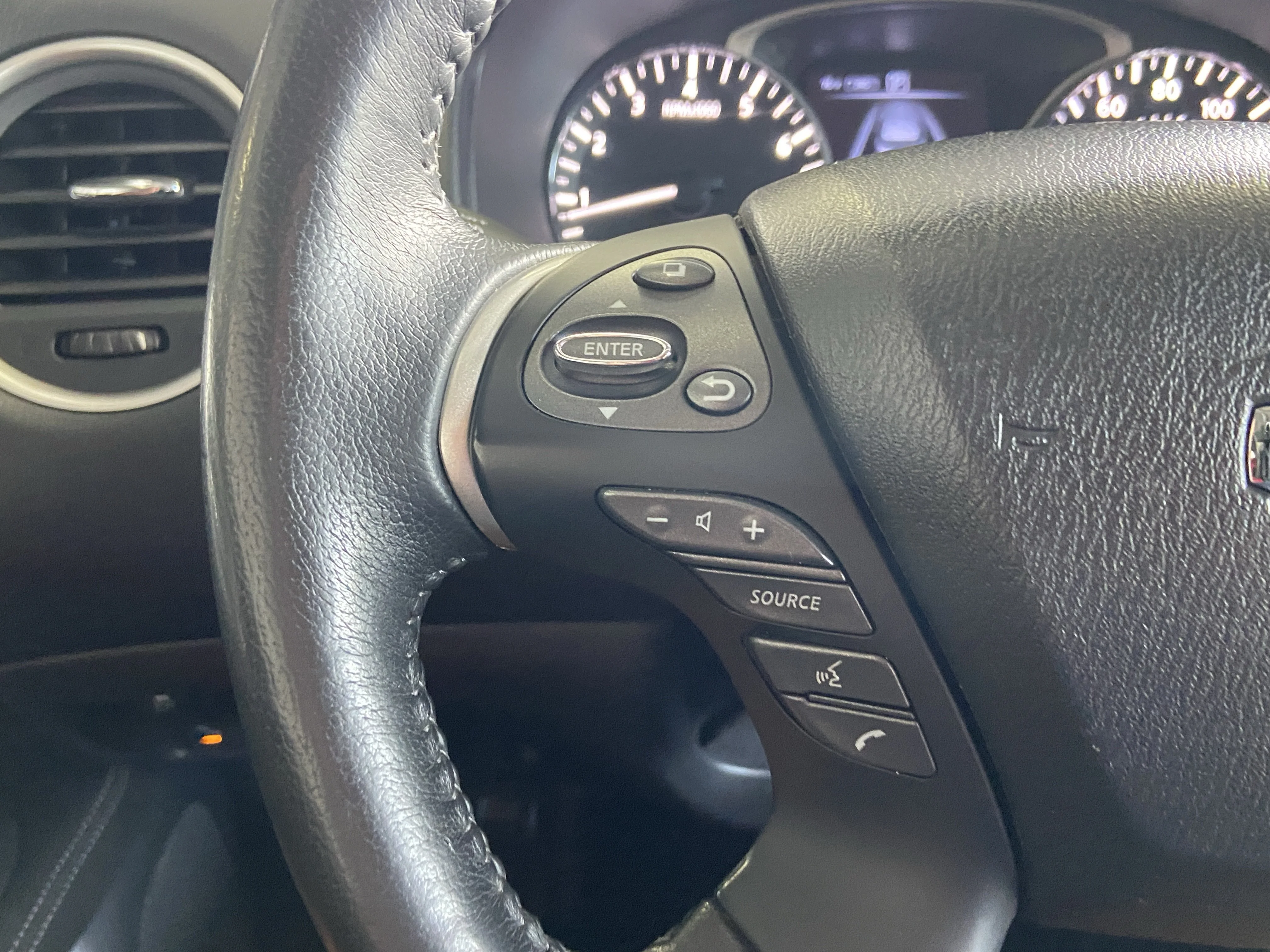 2025 Nissan Pathfinder SL - Photo 18