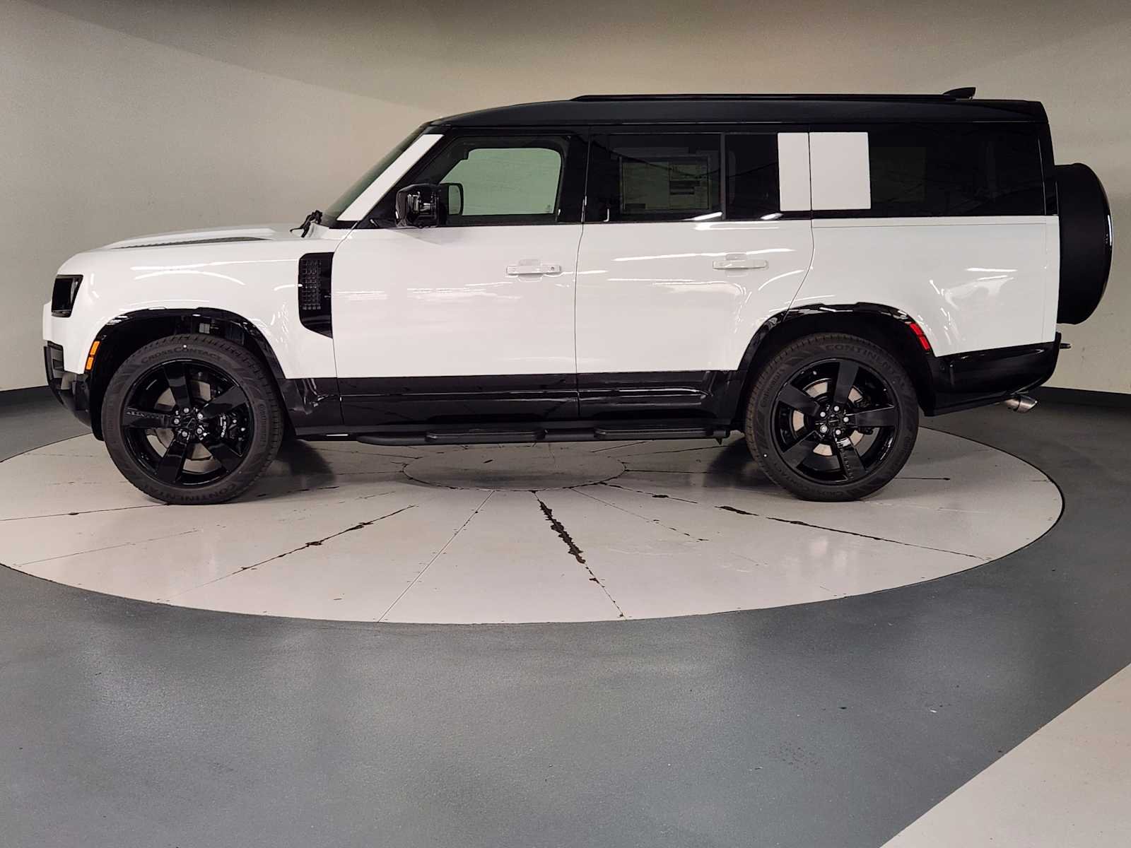 New 2026 Fuji White Land Rover V8 image 5