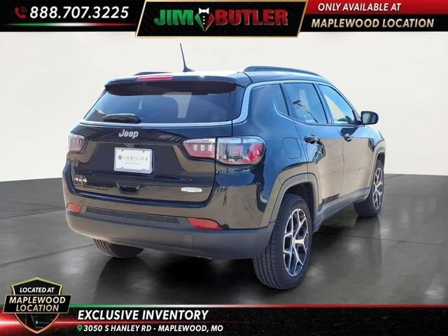 Used 2024  Jeep Latitude image 4