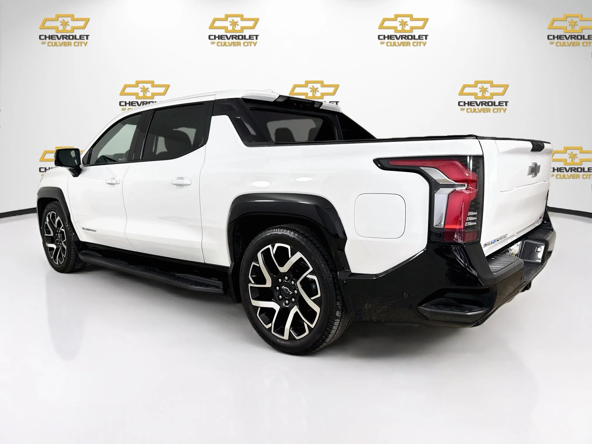 Used 2024 Summit White Chevrolet RST image 6