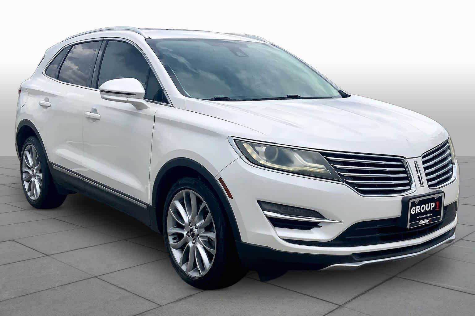 Used 2016 White Platinum Metallic Tri-Coat Lincoln Reserve image 3
