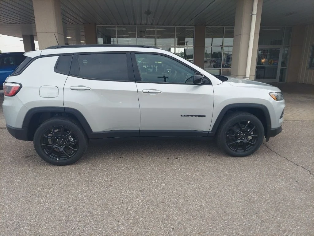 New 2026 Silver Zynith Metallic Clearcoat Jeep Latitude image 8