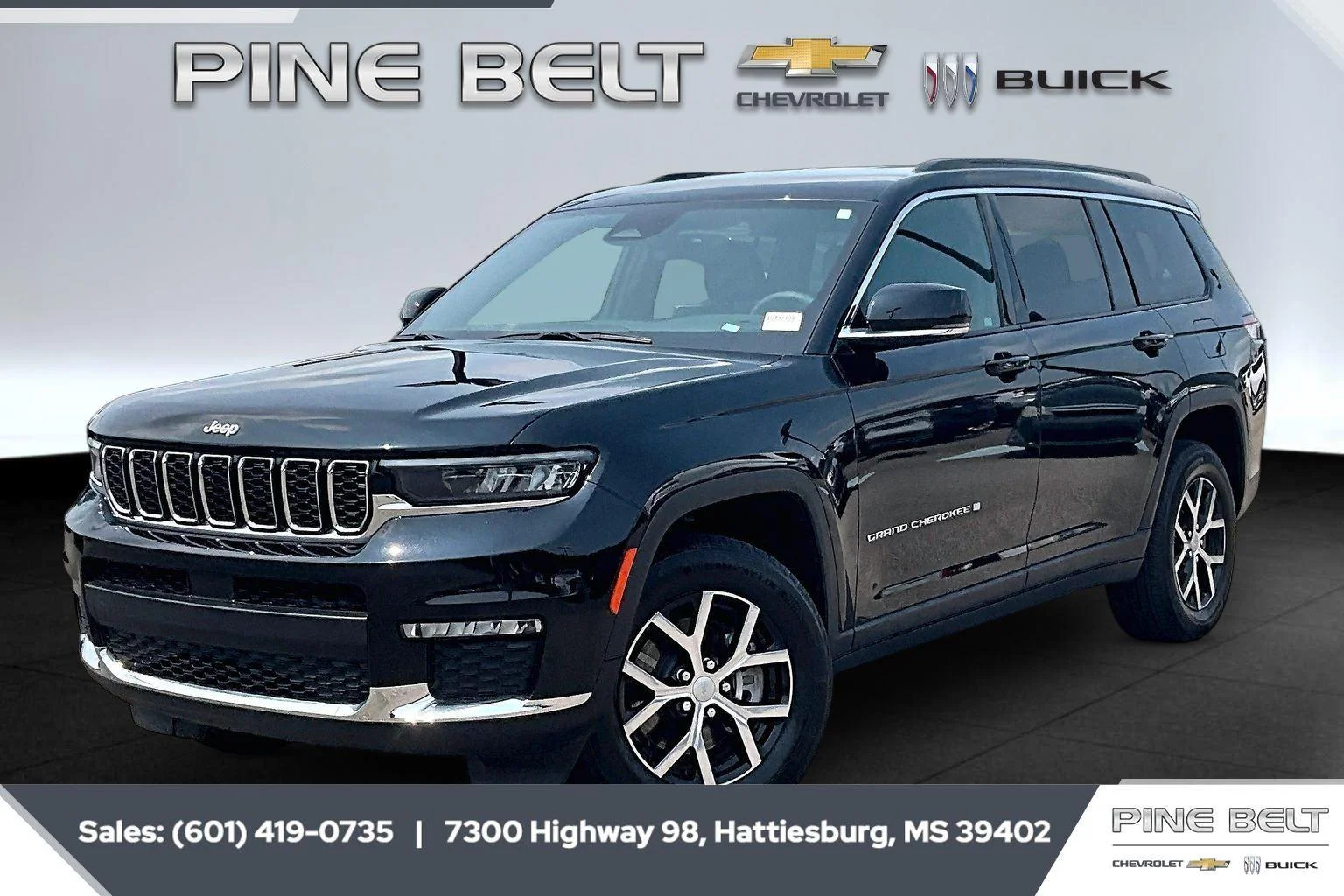 Used 2025 Diamond Black Crystal Pearlcoat Jeep Limited image 10