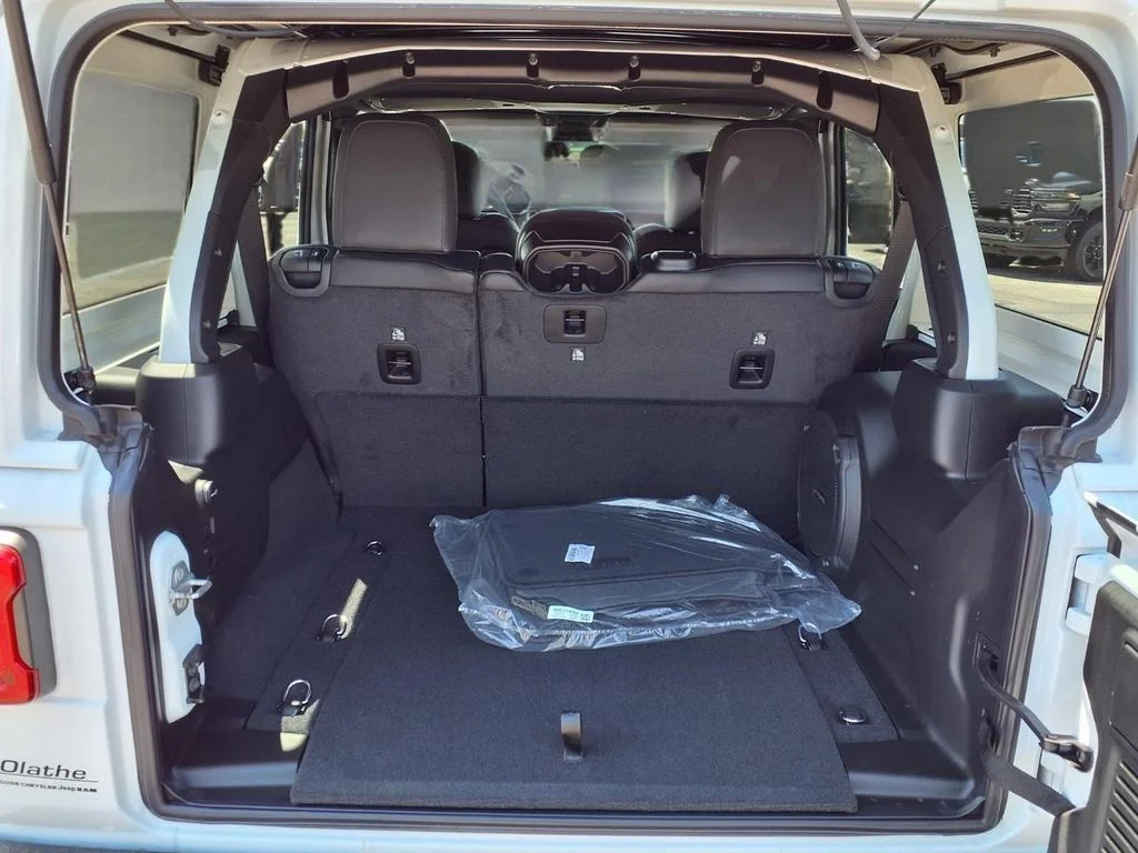 New 2026 Bright White Clear-Coat Exterior Paint Jeep Sahara image 26