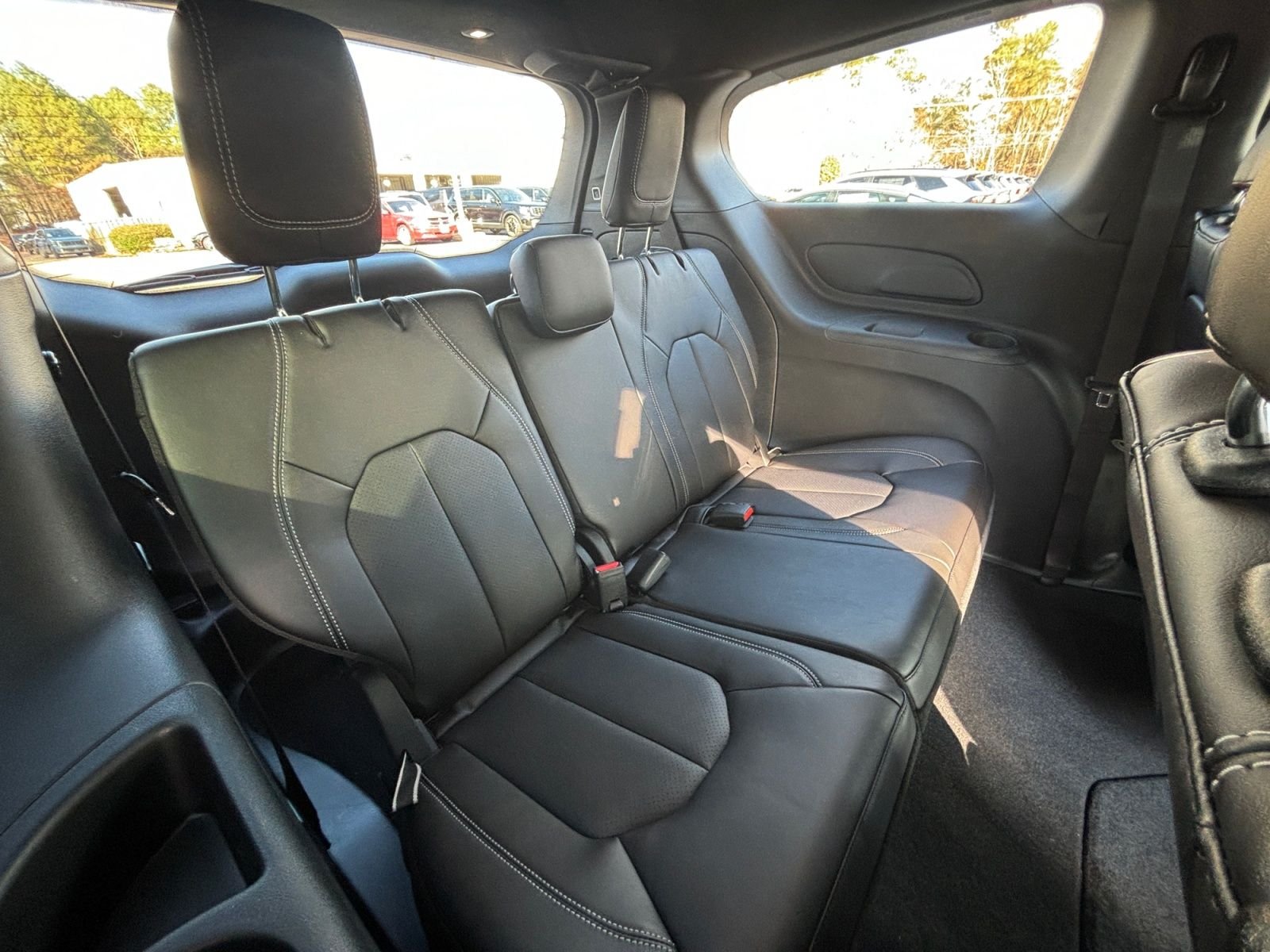 New 2026 Bright White Clear-Coat Exterior Paint Chrysler Select image 18