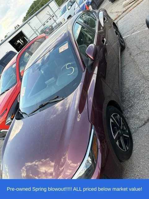Used 2025 Red Nissan SV image 3