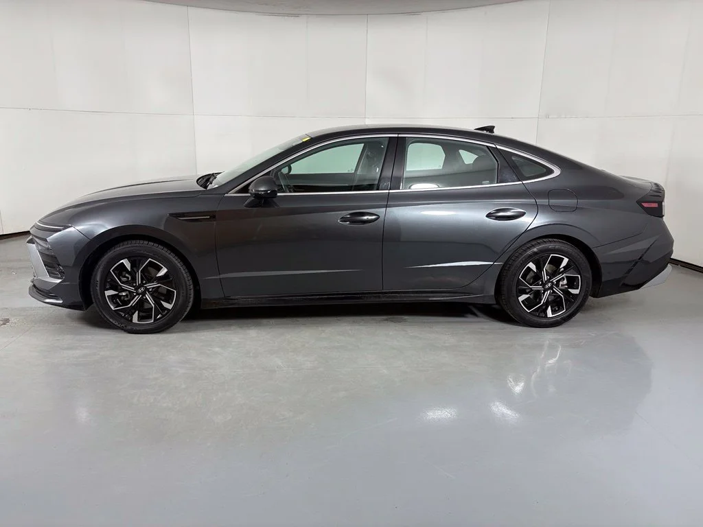 Used 2024 Gray Hyundai SEL image 5