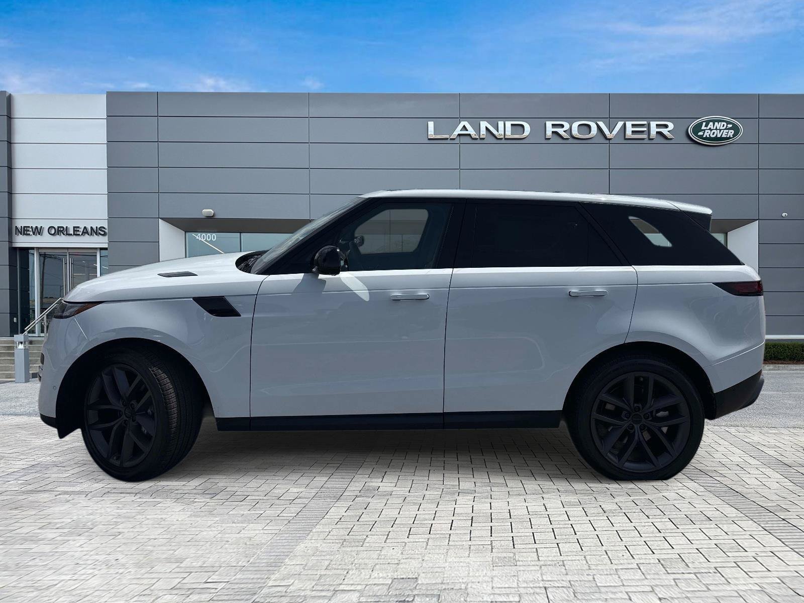 New 2026 Fuji White Land Rover SE image 2