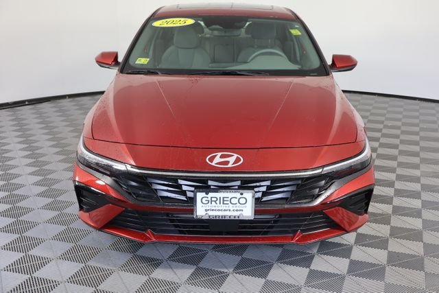 Used 2025 Red Hyundai SEL Convenience image 3