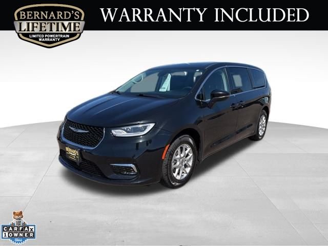 2023 Chrysler Pacifica Touring L's photo