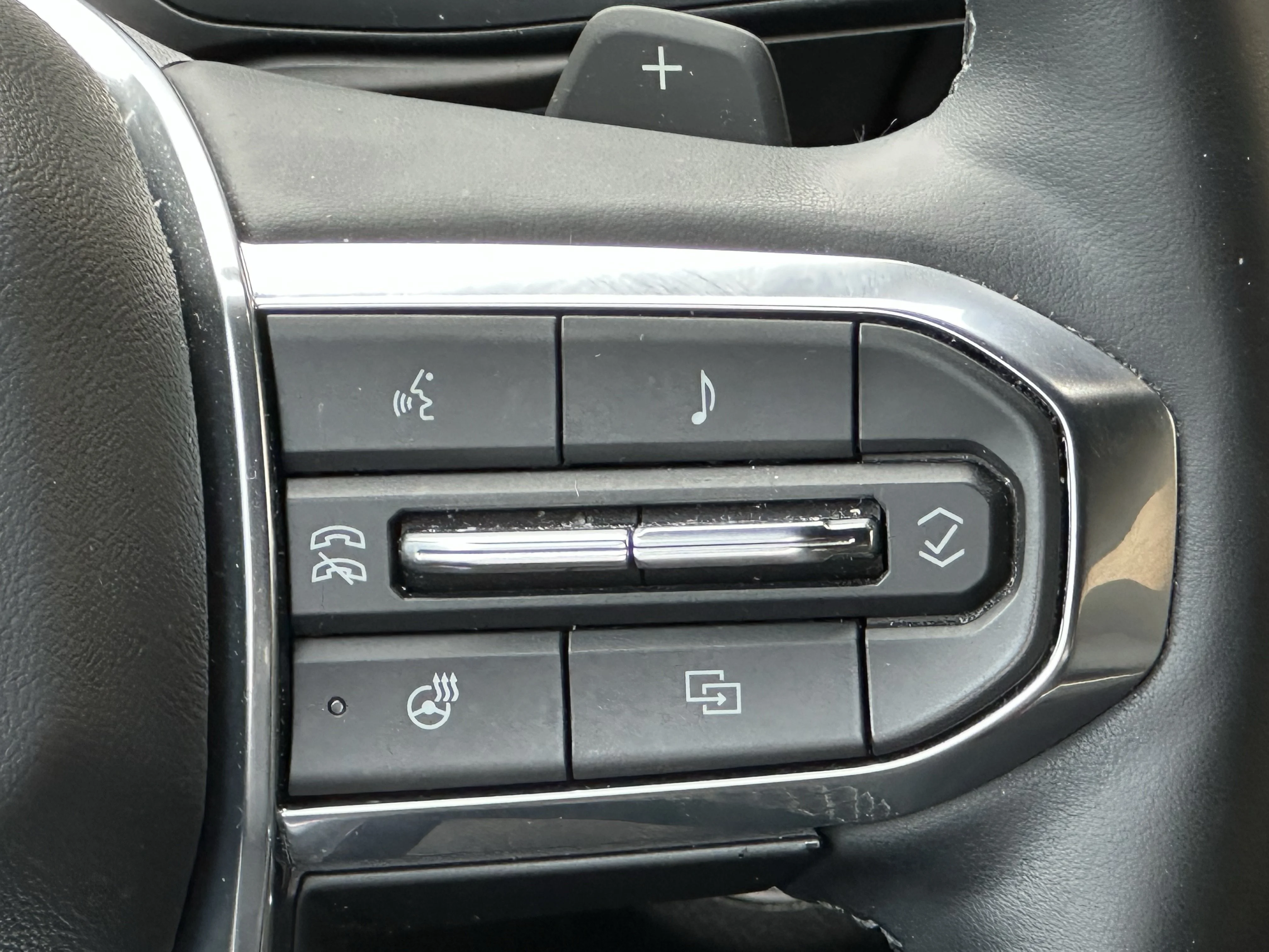 Certified Used 2025  GMC AWD Elevation image 12