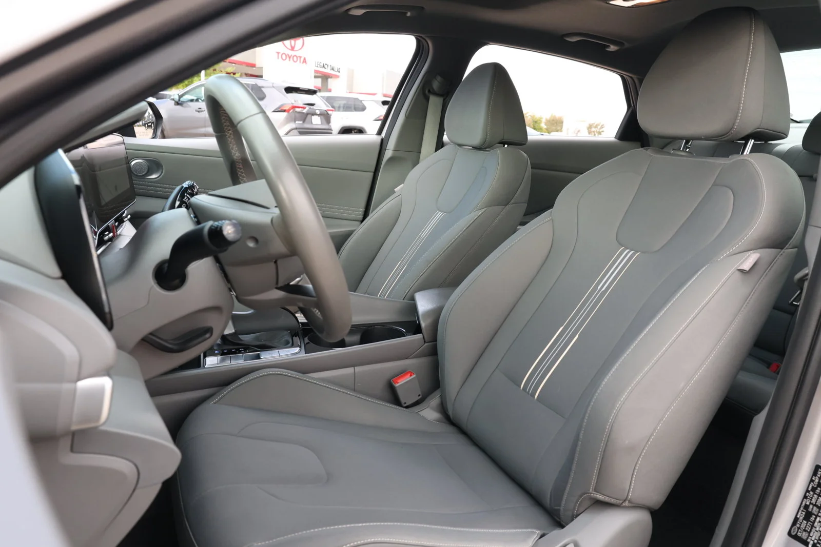 Used 2025 Silver Hyundai SEL Convenience image 30
