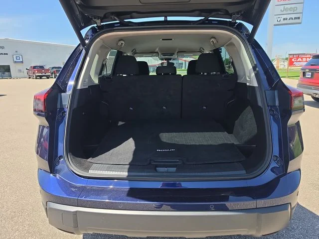 Used 2025 Deep Ocean Blue Nissan SV image 7