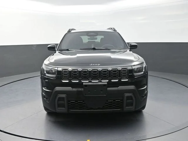New 2026 Diamond Black Crystal Pearl-Coat Exterior Paint Jeep Laredo image 4