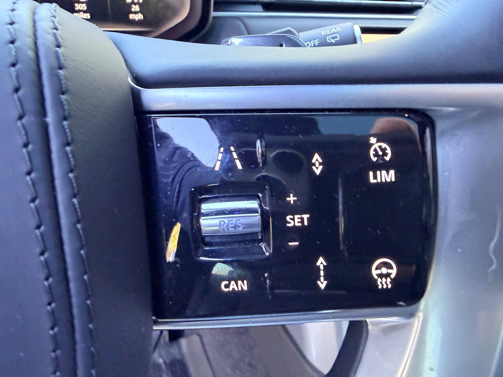 Used 2024 White Land Rover SV image 17