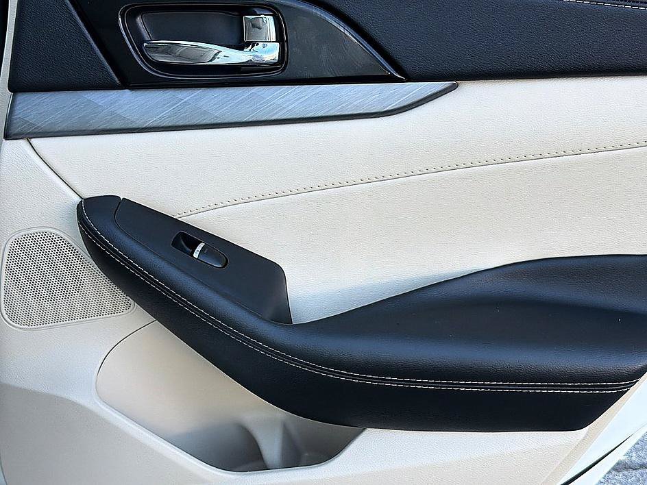 Used 2018 Pearl White Nissan SV image 26