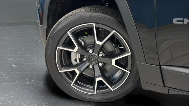 New 2026 Diamond Black Crystal Pearl-Coat Exterior Paint Jeep Limited image 36