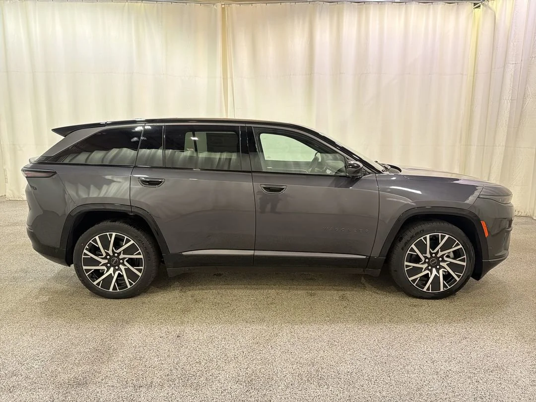 Used 2025 Baltic Gray Metallic Clearcoat Jeep Limited image 5