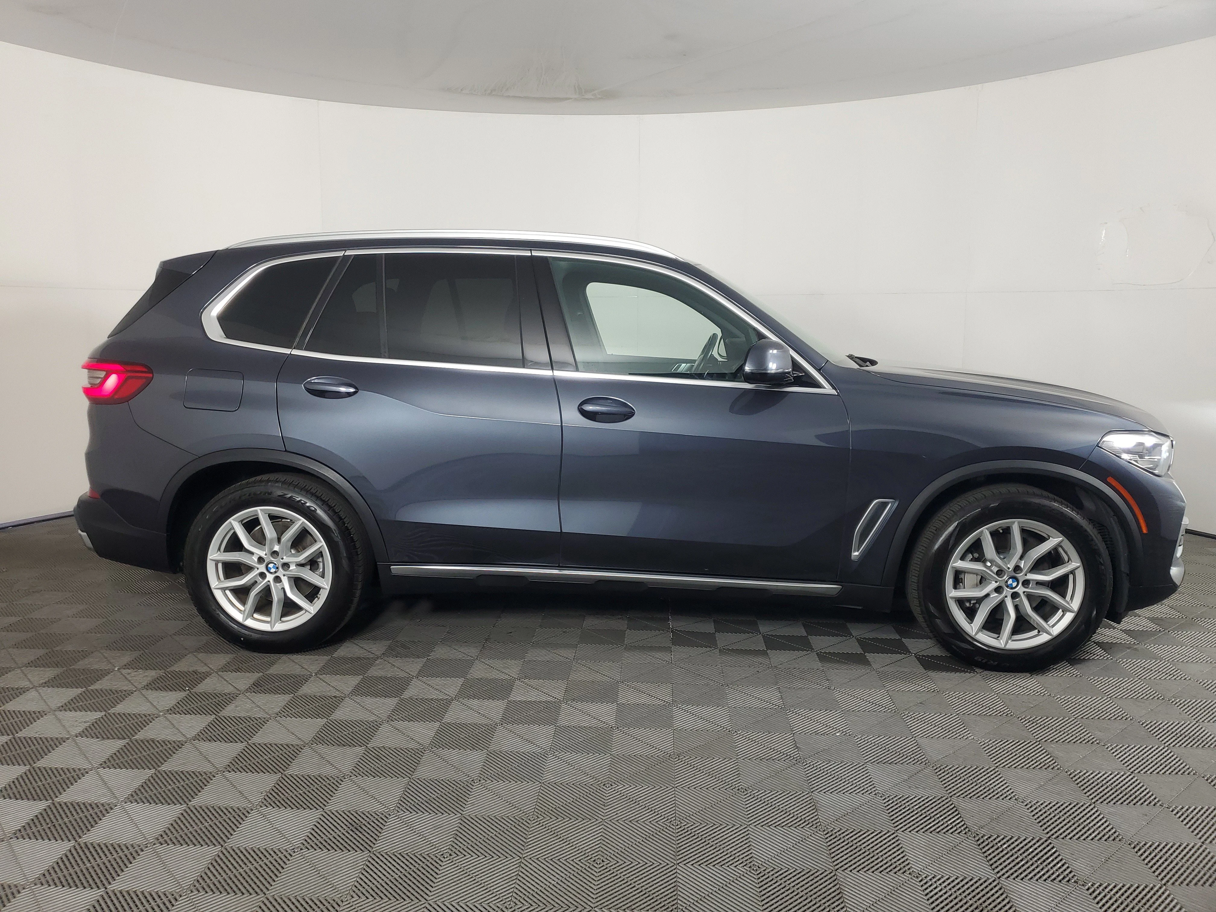 Used 2019 Arctic Gray Metallic BMW xDrive40i image 3