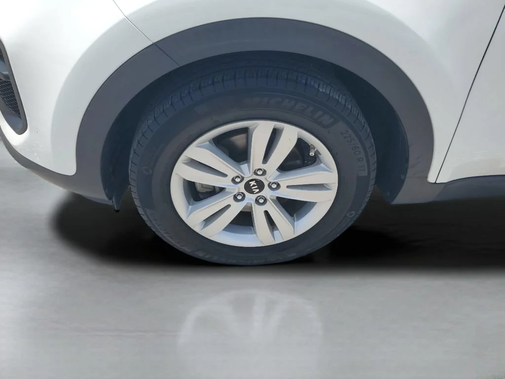 Used 2018 White Kia LX image 24
