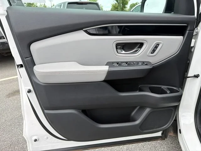 Used 2025 White Honda EX-L image 10