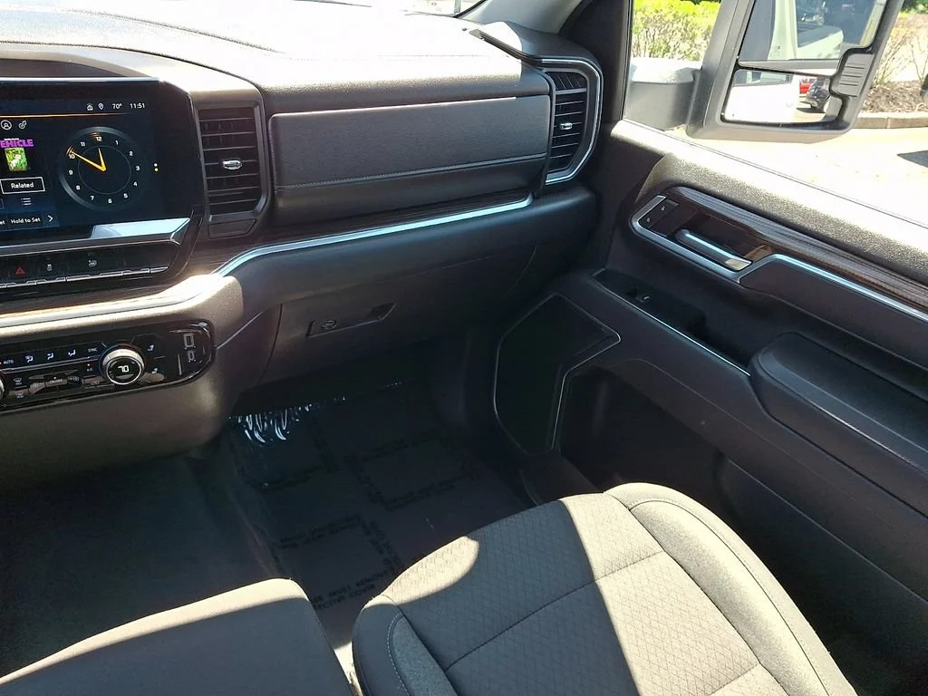 Used 2025 Summit White Chevrolet LT image 17