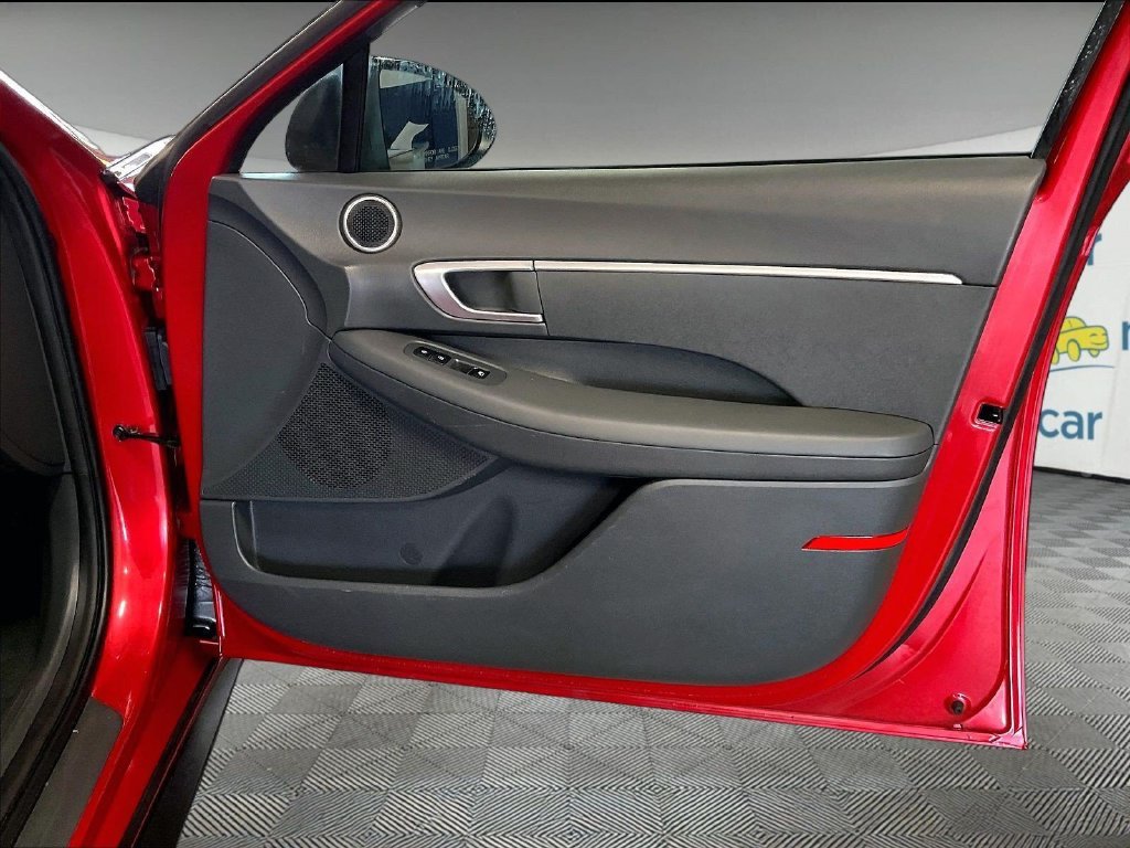 Used 2022 Red Hyundai SE image 12