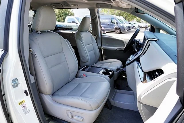 Used 2015 White Toyota XLE image 11