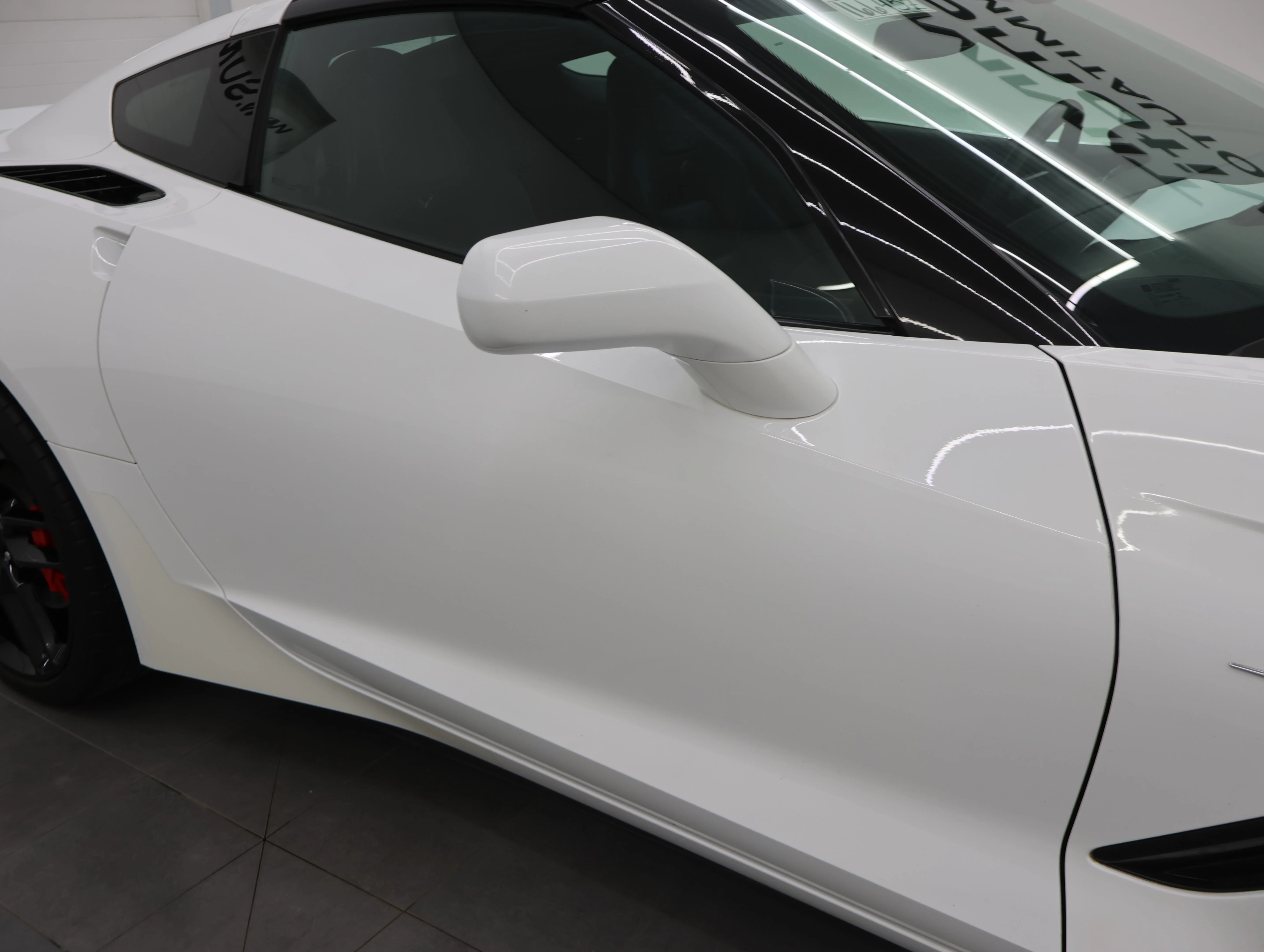 Used 2015 Arctic White Chevrolet Stingray Z51 image 22