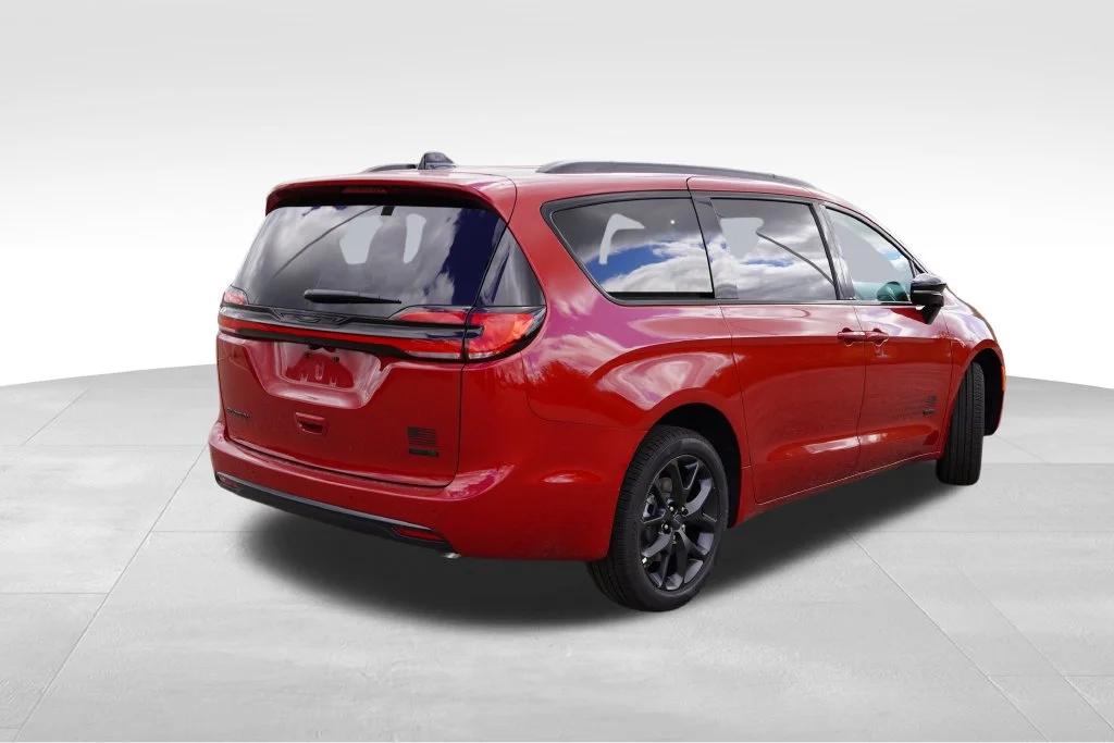 New 2027 Red Hot Pearl-Coat Paint Chrysler Select image 3