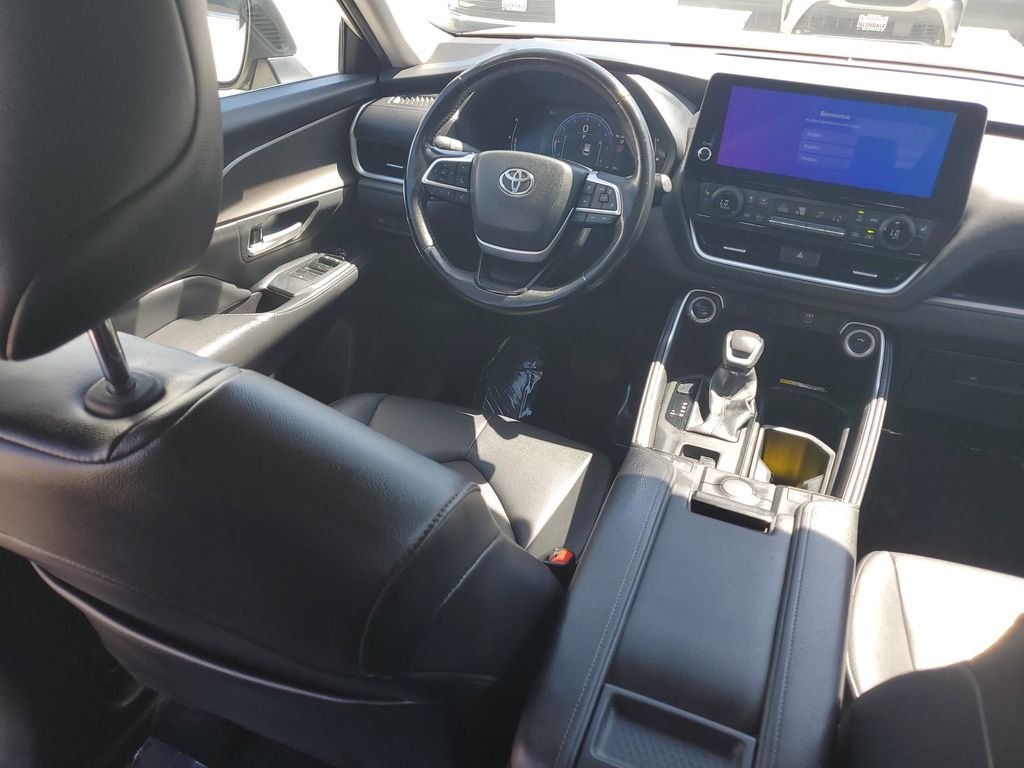 Used 2024 Cream Toyota XLE image 11