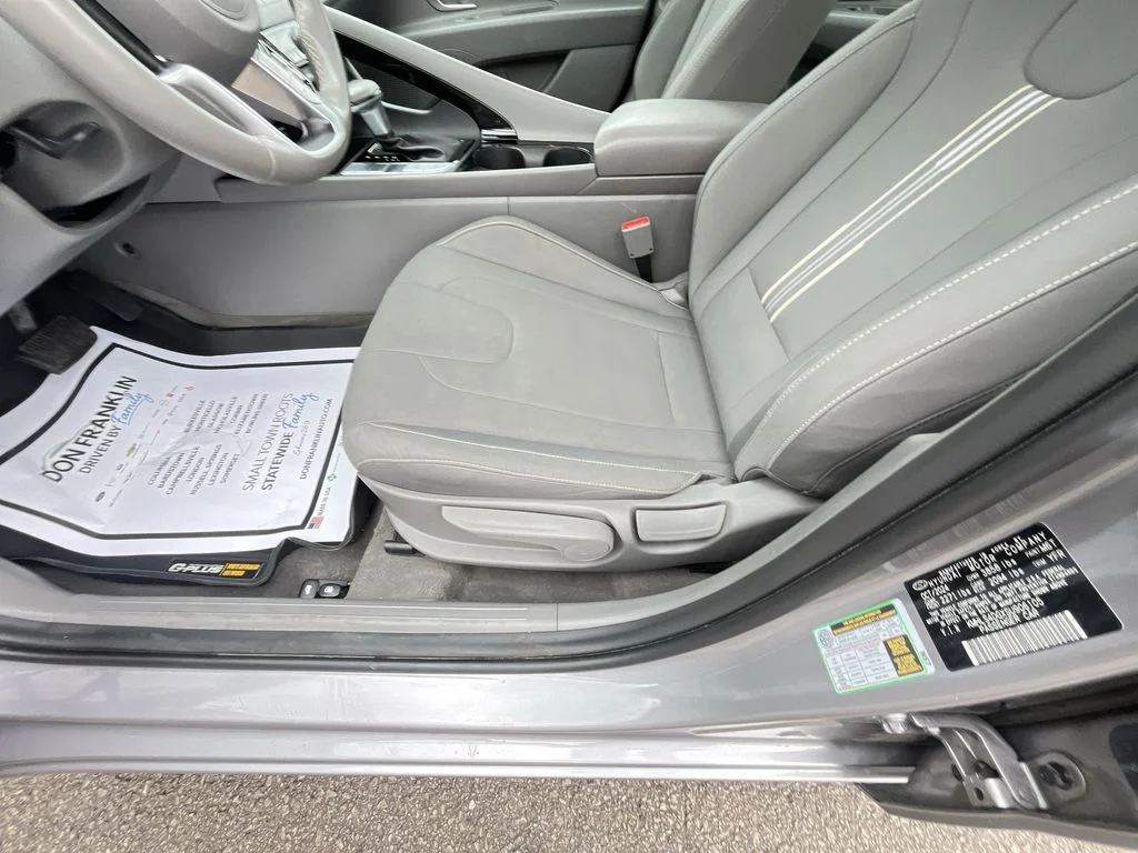 Used 2025 Silver Hyundai SEL Convenience image 12