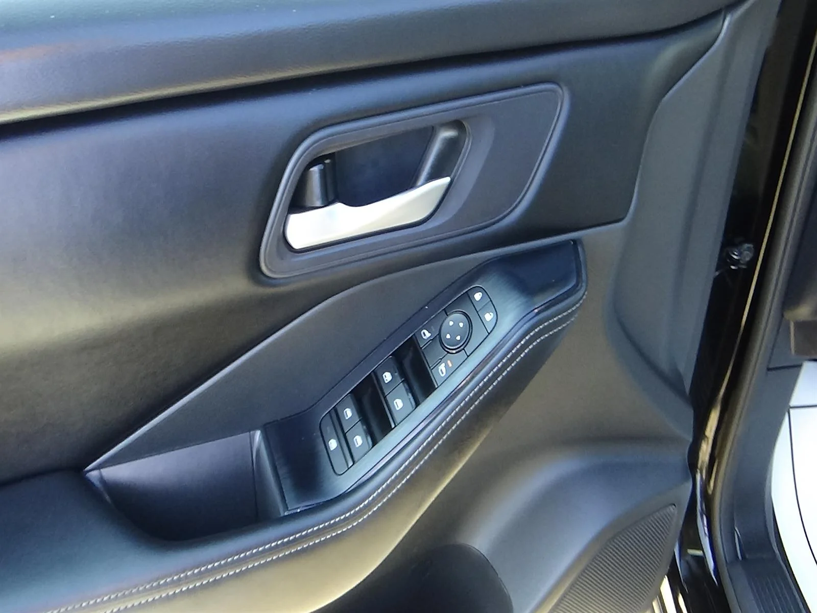 Used 2025 Super Black (kh3) Nissan SV image 15