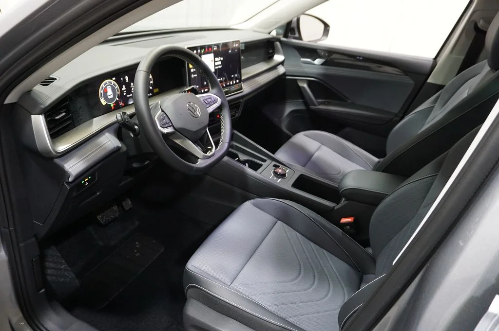 2026 Volkswagen Tiguan SE - Photo 9
