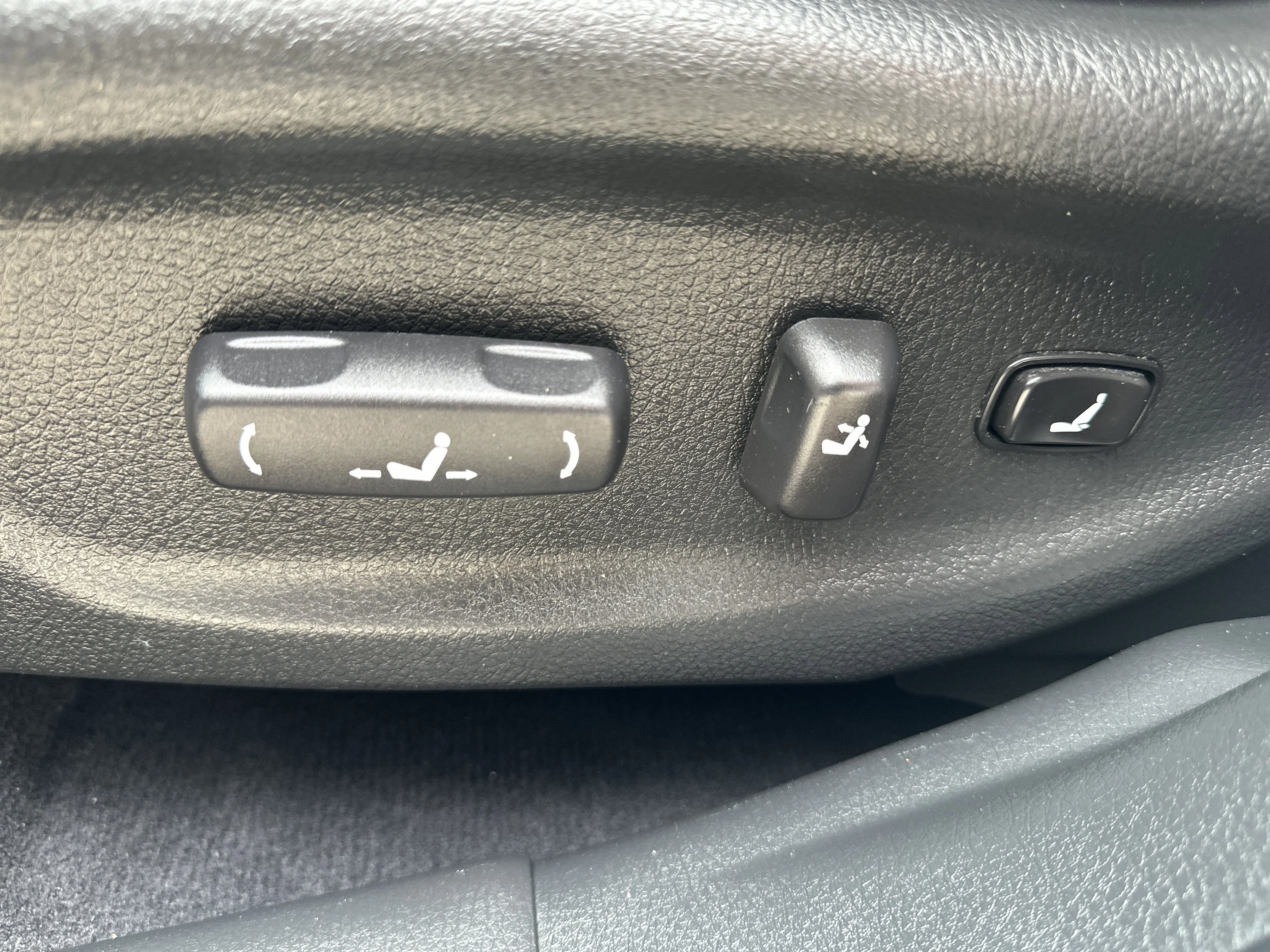 Used 2015 Snow White Pearl Kia LX image 19