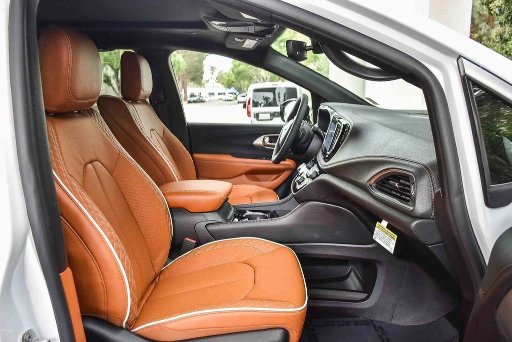 New 2026 Bright White Clear-Coat Exterior Paint Chrysler Pinnacle image 16