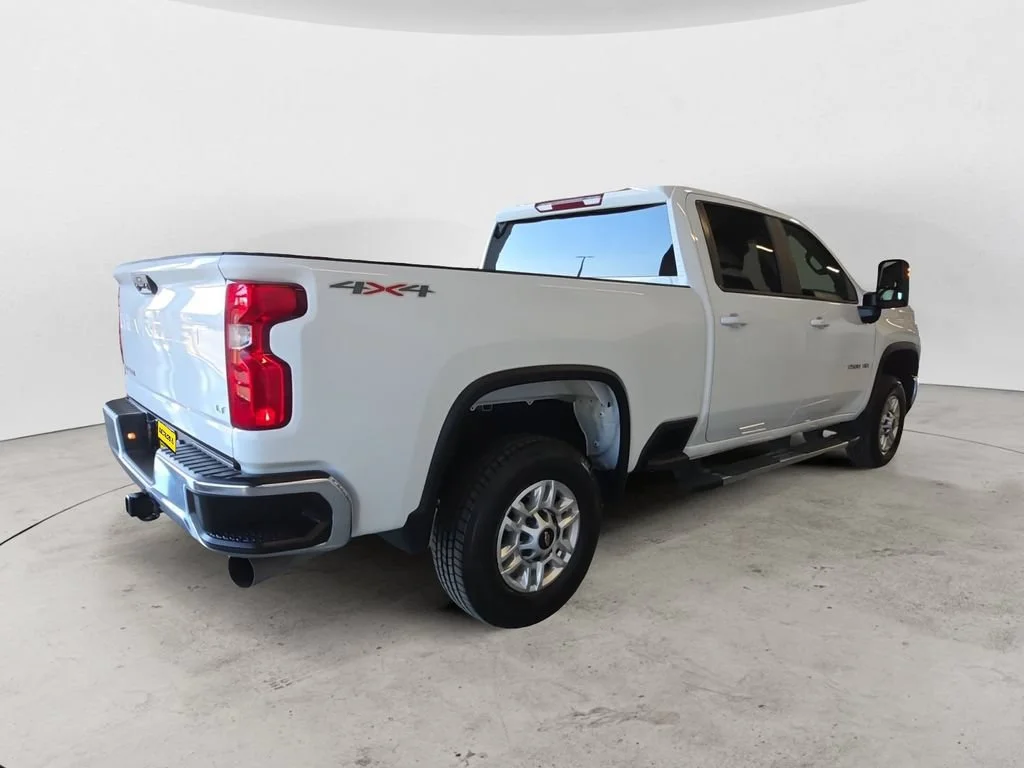 Used 2025 Summit White Chevrolet LT image 8