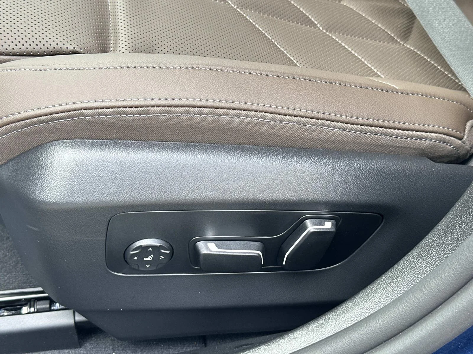 New 2026 Phytonic Blue Metallic BMW M60 image 19