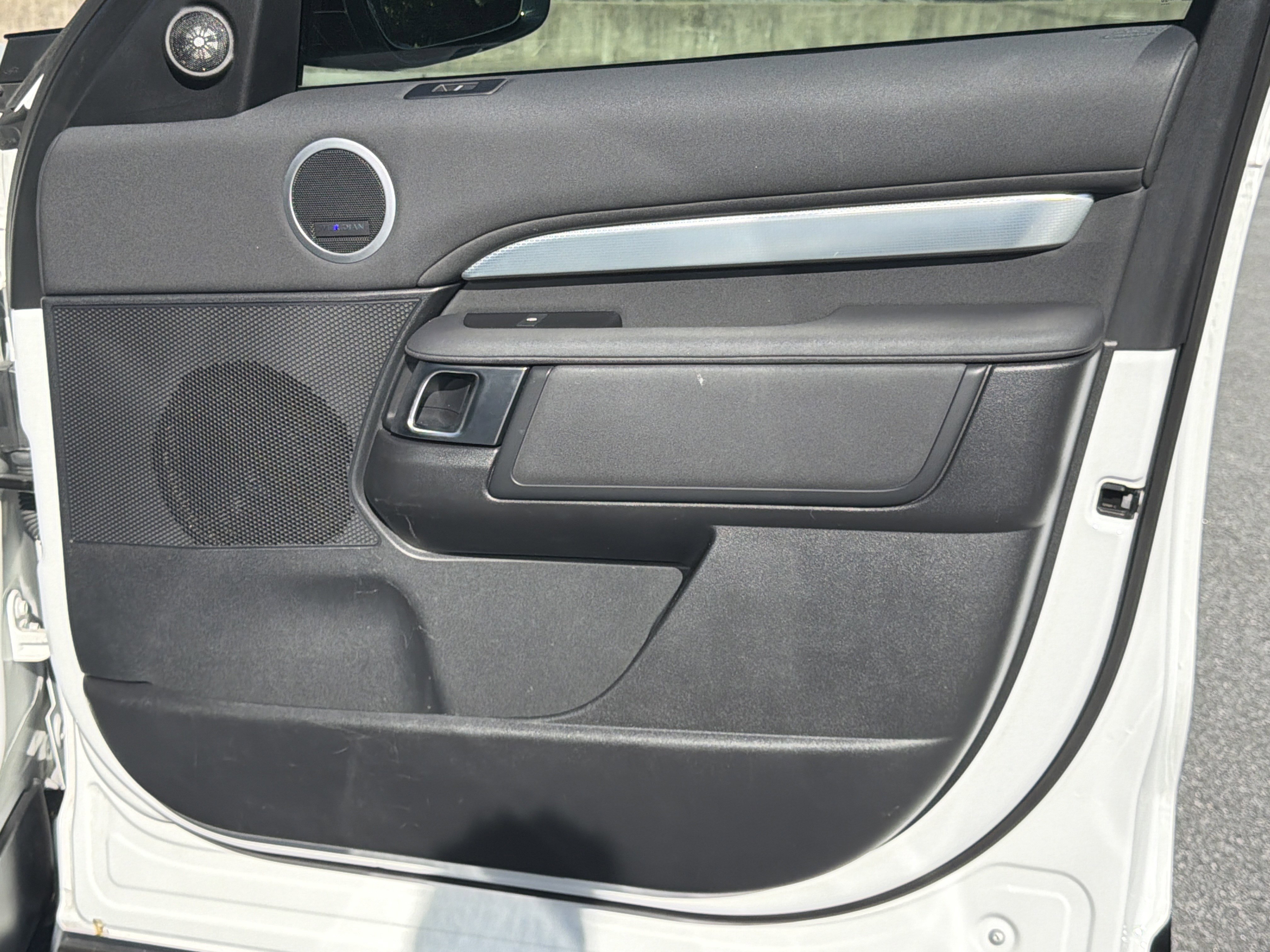 Used 2020 Fuji White Land Rover Landmark Edition image 17