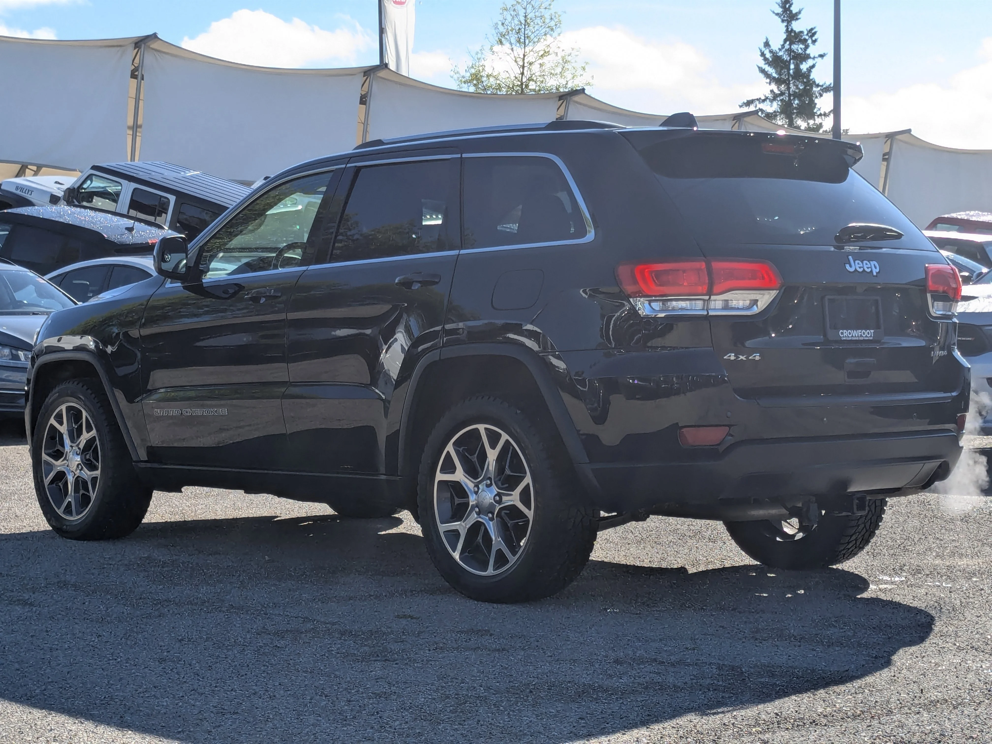 Used 2018 Black Jeep Laredo - - 3.6L Pentastar V6 - Quadra-Trac I 4x4 - Keyless Go - ParkView & ParkSense & More! image 6
