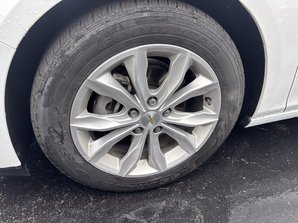 Used 2025 White Chevrolet LT image 7
