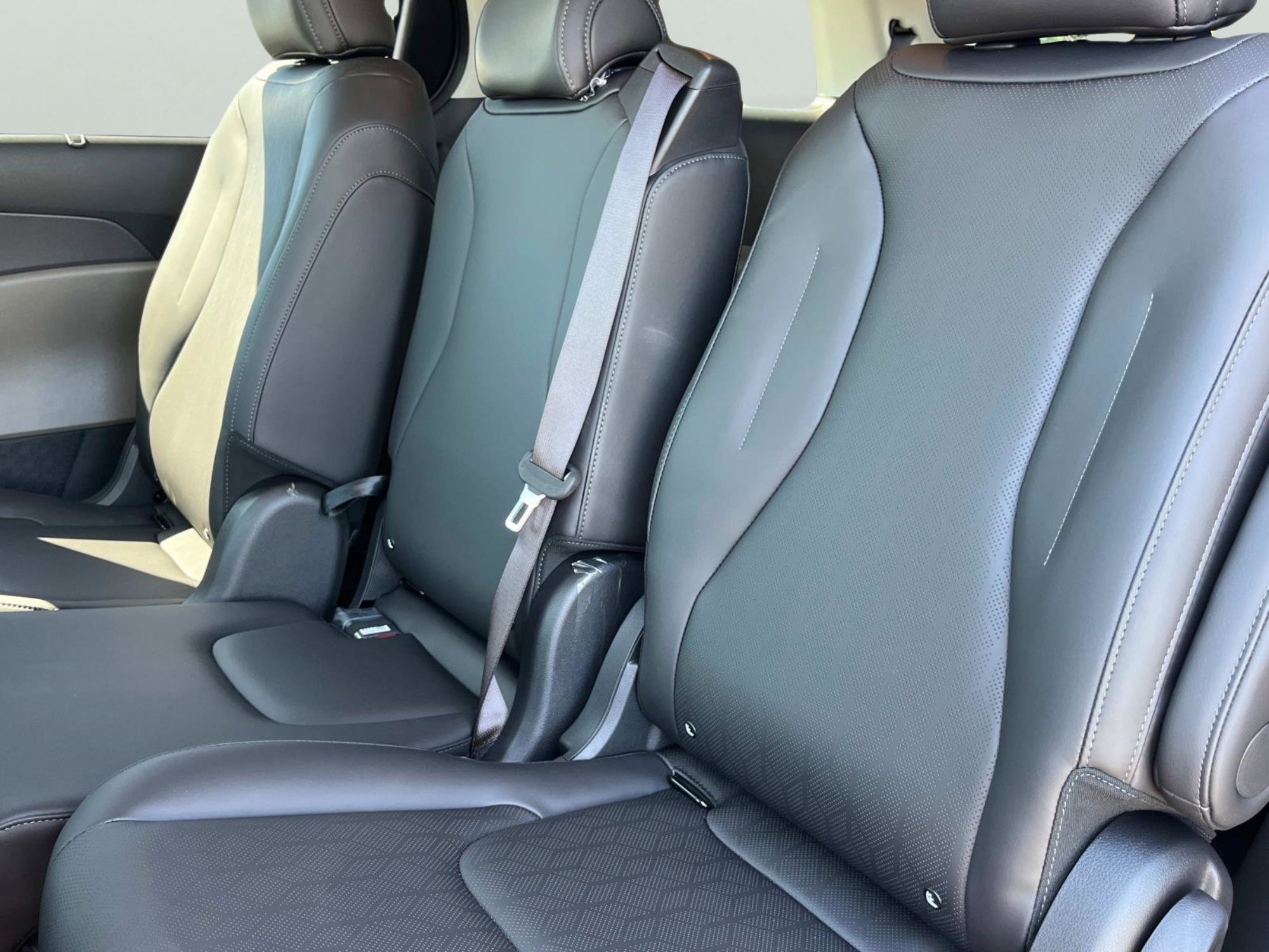 New 2026 Ivory Silver Kia EX image 23
