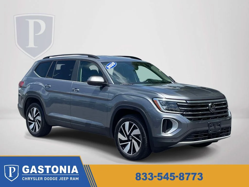 Used 2025  Volkswagen 2.0T SE w/Technology image 1